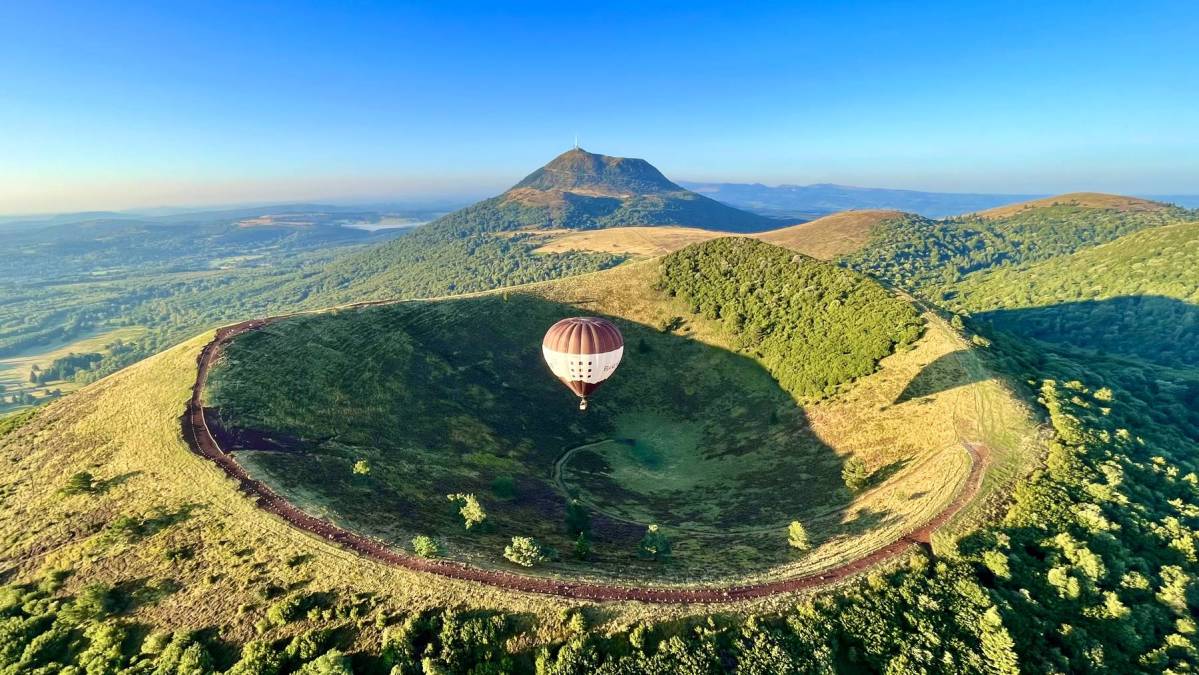 Puy de Dôme et montgolfière en Auvergne